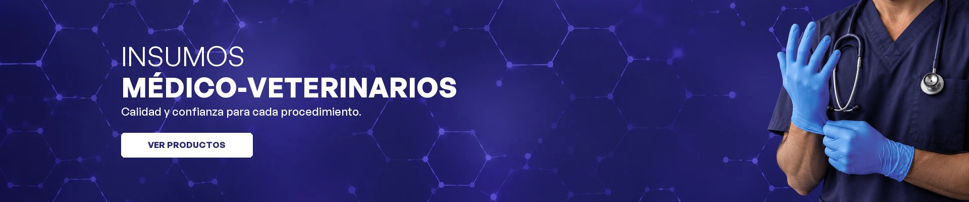 Insumos médico-veterinarios: profesional colocándose guantes de nitrilo